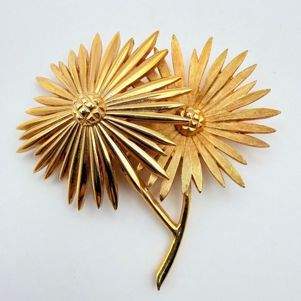 Vintage Crown Trifari double Daisy Mid Century Brooch Pin Gold Tone
